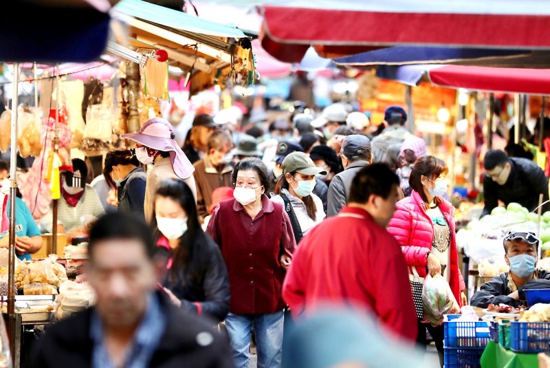 Shoppers browse a traditional market in Taipei yesterday.
Photo: CNA