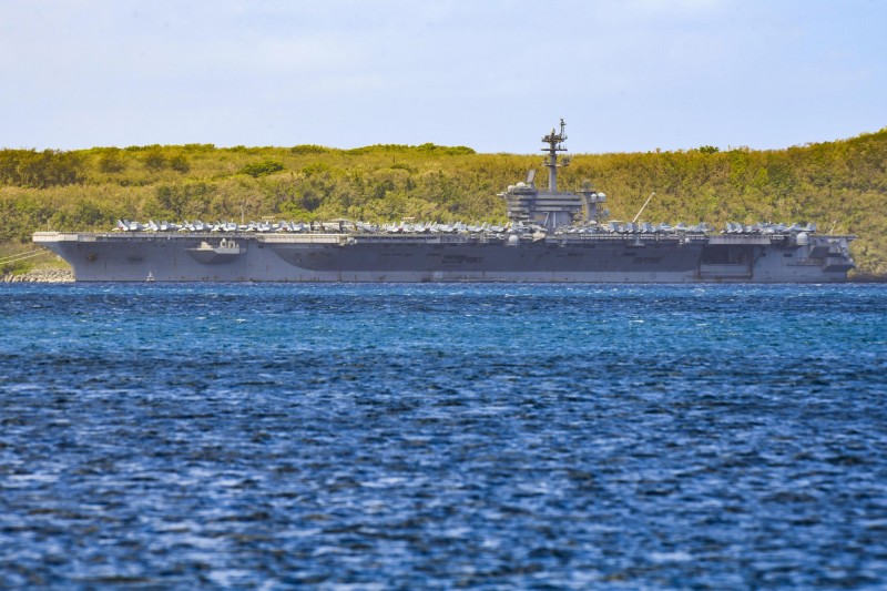 武漢肺炎疫情在美核航艦「羅斯福號」上爆發，目前已有近300名水手確診，同時也引發政治風暴。（美聯社）