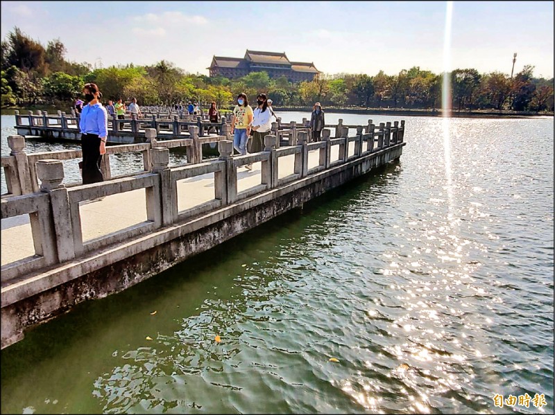 澄清湖風景區下週二起管制入園，每日總量限額7000人，民眾入園都要戴口罩、量體溫、噴酒精消毒。（記者陳文嬋攝）