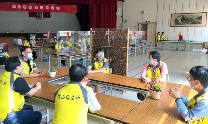 南投縣竹山鎮公所員工在「防疫期間第二辦公室」模擬演練上班開會情形。（記者謝介裕攝）