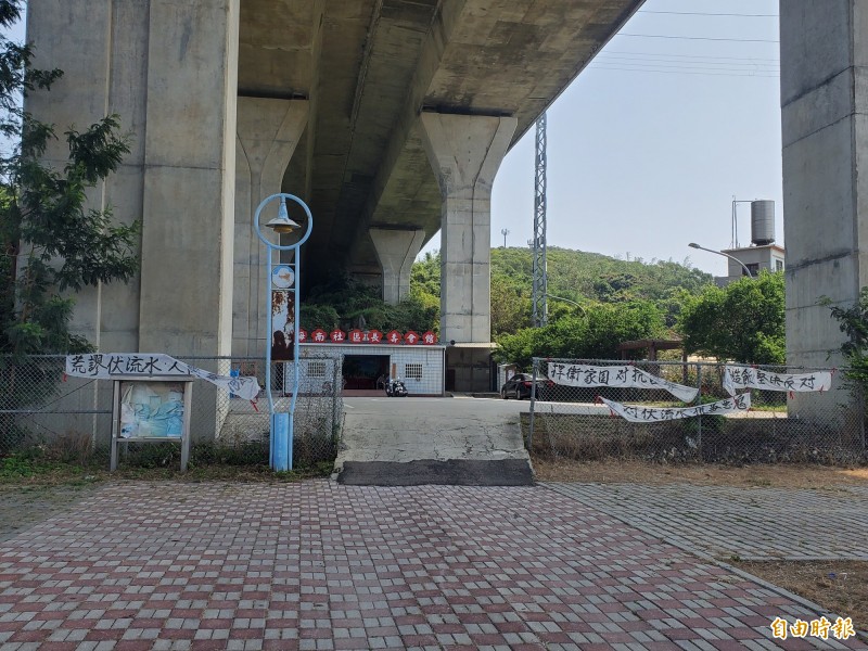 居民掛布條表達抗議。（記者蔡政珉攝）