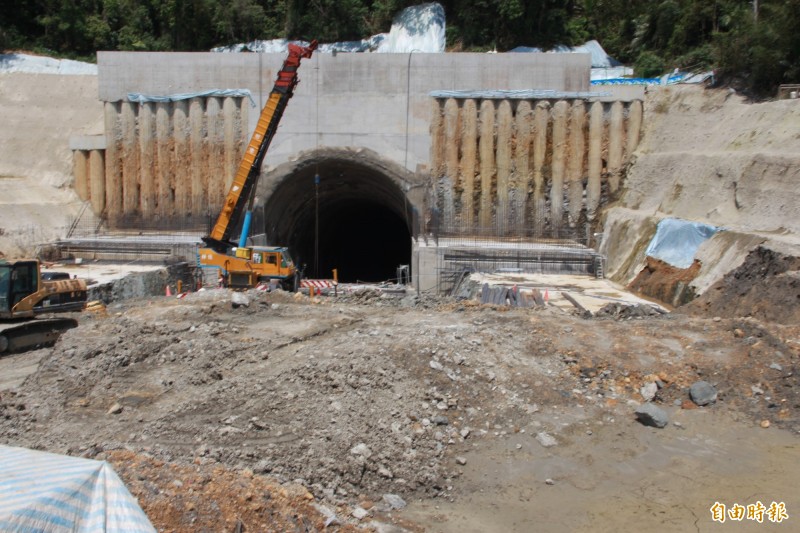 「石門水庫阿姆坪防淤隧道工程」斥資36億5800萬餘元，目前工程進度42.16％，可望明年底完工。（記者許倬勛攝）