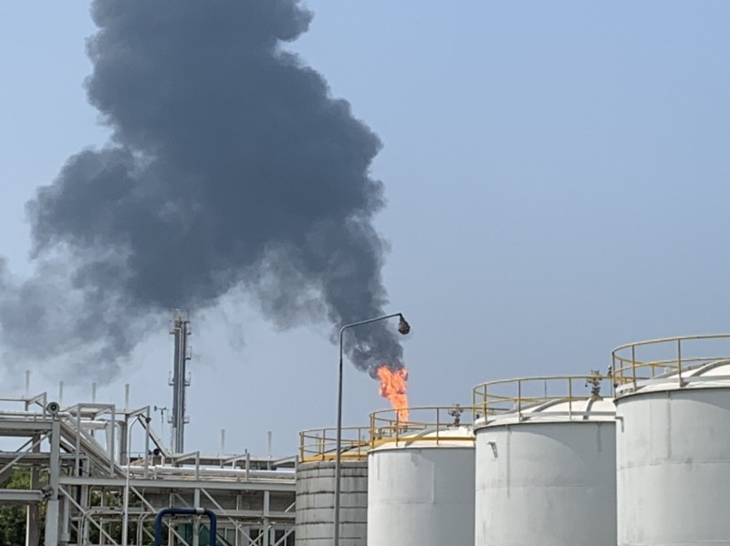 中油林園廠燃燒塔再冒黑煙 最高可罰500萬