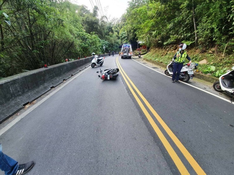 警方到場處理車禍。（記者吳仁捷翻攝）