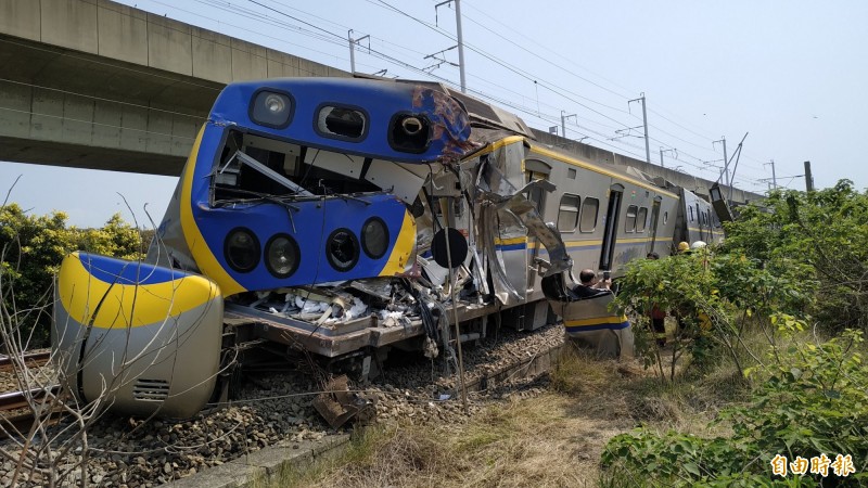 今天下午13時20分許，台鐵楠梓路段發生區間車撞上聯結車事故，造成包括區間車正副駕駛在內，4人受傷送醫，事故原因疑為聯結車在平交道故障熄火，區間車剎車不及造成。（記者張忠義攝）
