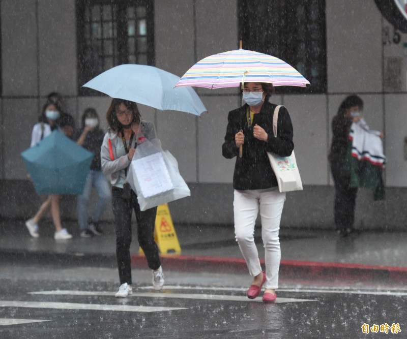 氣象局預報，明天（11日）受鋒面影響，上午東半部及北部地區有雨，午後各地降雨機率都將增加。（資料照）