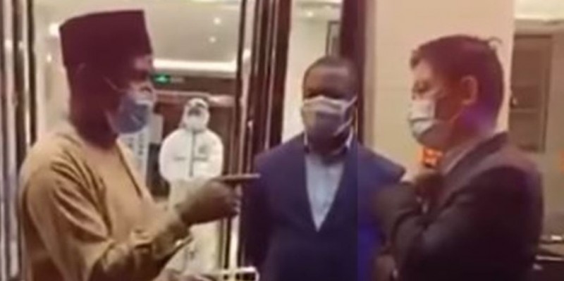 奈及利亞領事賽瑞爾（左）不滿同胞在中國被歧視，當街痛罵中國官員。（圖取自影片）