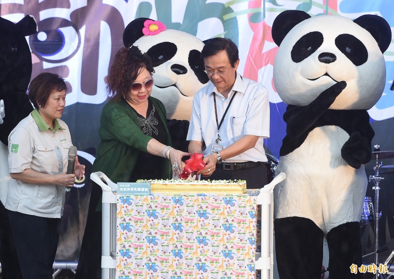 台北市立動物園前園長金仕謙上月卸任，北市府隨後展開遴選，市長柯文哲拍板定案，由代理園長、現任副園長劉世芬（左）出線。（資料照）