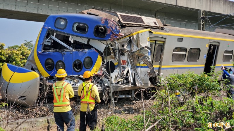 台鐵3198次區間車，今天下午於新左營至楠梓間平交道發生事故，導致南北通車中斷，台鐵估計要今晚8點才能恢復單向通車。（記者張忠義攝）