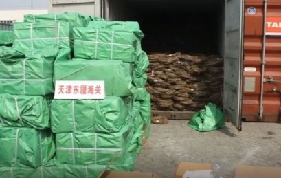 中國山東青島傳出有廠商企圖將11萬個口罩以「黑鐵絲」名目出口到非洲幾內亞，消息曝光後，引起中國網民強烈撻伐。（圖擷取自微博）
