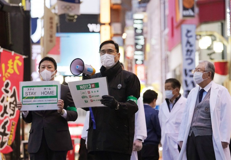 日本政府日前針對包括東京、大阪和福岡等關東、關西及九州的三大都會區7都府縣發布「緊急狀態宣言」，東京街頭不時可見公務人員在街頭宣導。（法新社）