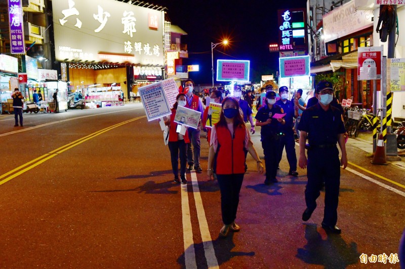 墾丁大街「人流管制」搭配沿街宣導。（記者蔡宗憲攝）