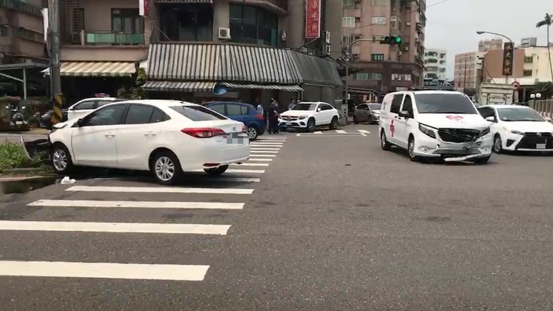 宜蘭縣羅東鎮發生一起私人救護車與小轎車的車禍意外，導致3人受傷。（記者林敬倫翻攝）