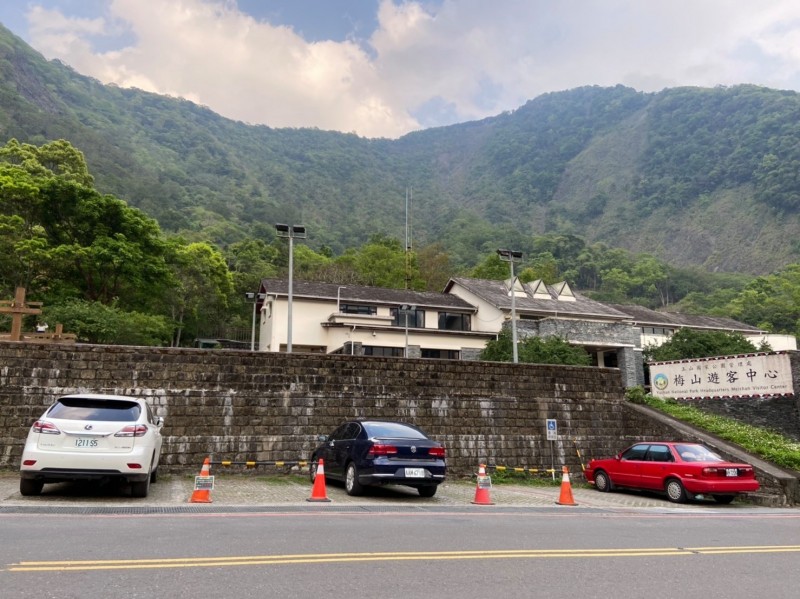 玉山國家公園配合防疫，以三角錐封閉部分車格，將園區停車限制在8成以內，藉由總量管制避免人員過度集中。（玉管處提供）