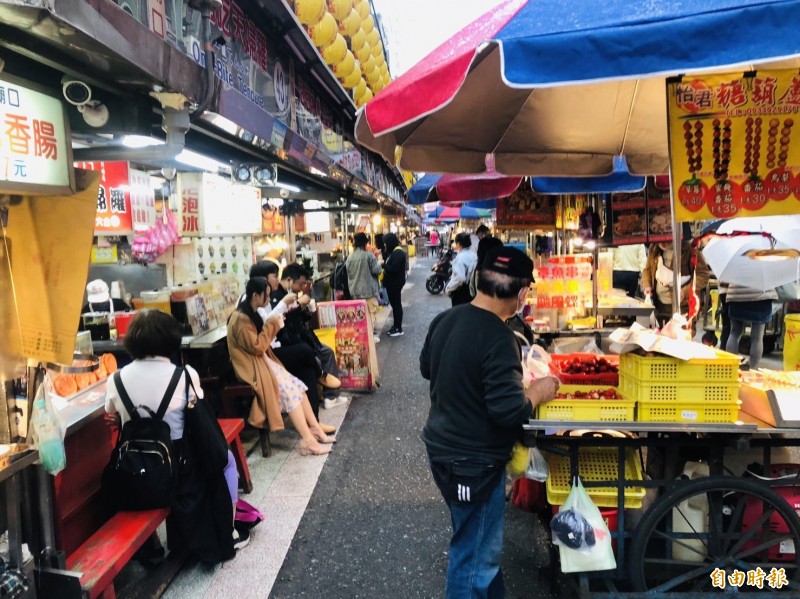 基隆廟口人潮不算多，沒做人潮分流，但用餐時大多緊鄰未做區隔。（記者林欣漢攝）