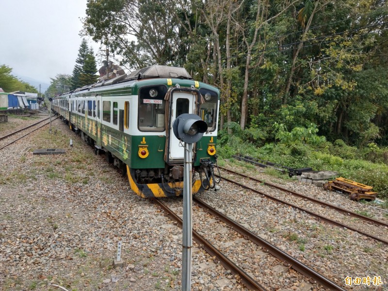 台鐵集集支線今天下午有男童在彰化二水的源泉站附近遭列車擦撞受傷，送醫急救後已轉送彰化秀傳醫院治療。示意照，非事故列車。（記者劉濱銓攝）