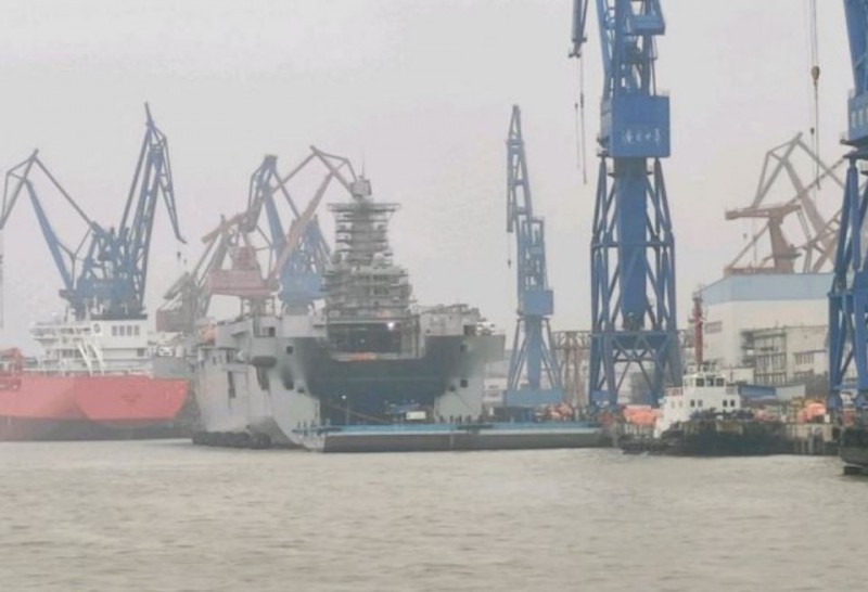 大火熄滅後，可以看到075型兩棲攻擊艦船尾被燒得焦黑。（圖擷自百度貼吧）