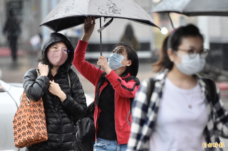 受到鋒面影響，明天（12日）上午北部及東半部還是有些局部短暫雨，午後大陸冷氣團南下，雨勢逐漸減緩，全台轉為乾冷，低溫預計將持續至週二。（資料照）
