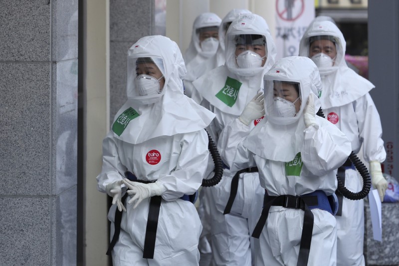 本（4）月8日南韓醫護人員在大邱東山醫學中心進行輪班。（美聯社）
