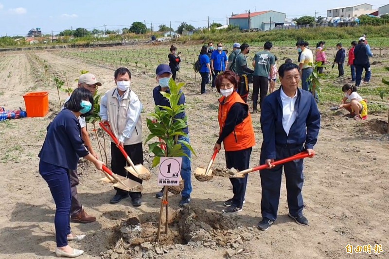 感念父親林紅蟳愛樹愛人精神，信義公益基金會董事長林信和（中）無償提供6分地種植500株樹木造林，希望打造友善、永續的環境，造福故鄉。（記者王涵平攝）