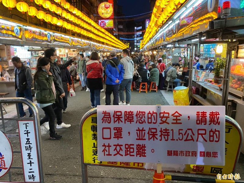 基隆市廟口夜市及愛四路夜市即日起實施容留人數總量管制，同時間容留人數上限為2000人。圖為基隆廟口夜市週日晚間6點40分用餐情形，人潮銳減不到往日的3到4成。（記者俞肇福攝）