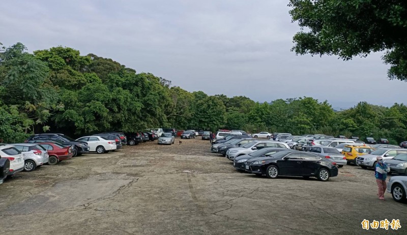 桃市風景區停車場車流管制開跑，虎頭山風景特定區停車場連兩天超標 。（記者李容萍攝）