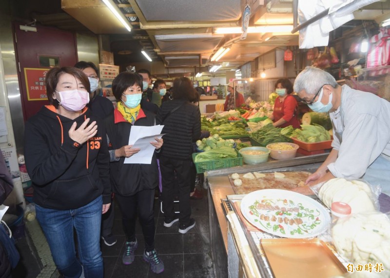 台北市副市長黃珊珊今上午視察永春市場防疫情形。（記者方賓照攝）