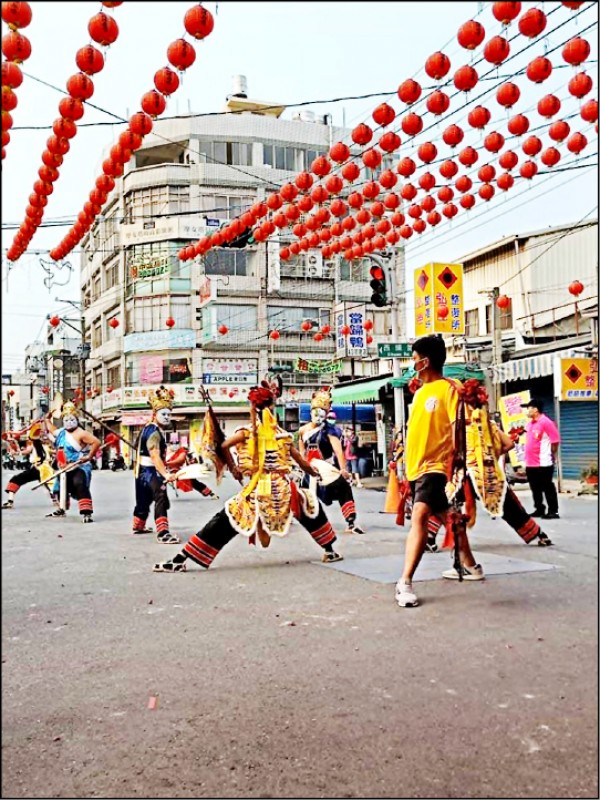 福安宮十一日舉行遶境祈福，許多參與的陣頭都未戴口罩。（記者顏宏駿翻攝）