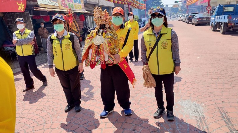 雲林縣西螺福天宮社口二媽回到嘉義縣朴子配天宮，縮小規模，隨行人員更配戴口罩。（記者林宜樟翻攝）