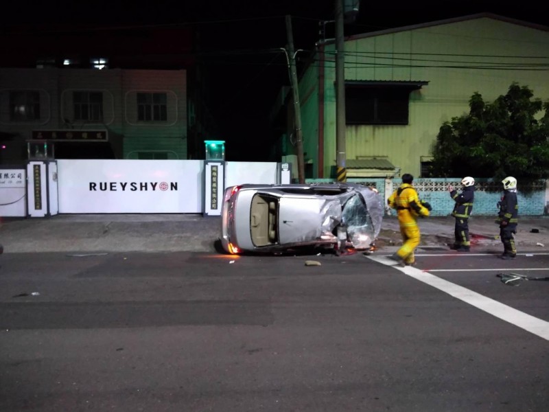 顏男座車被2車當街高速追逐失控翻覆，所幸車上4人輕傷無大礙。（記者蘇福男翻攝）