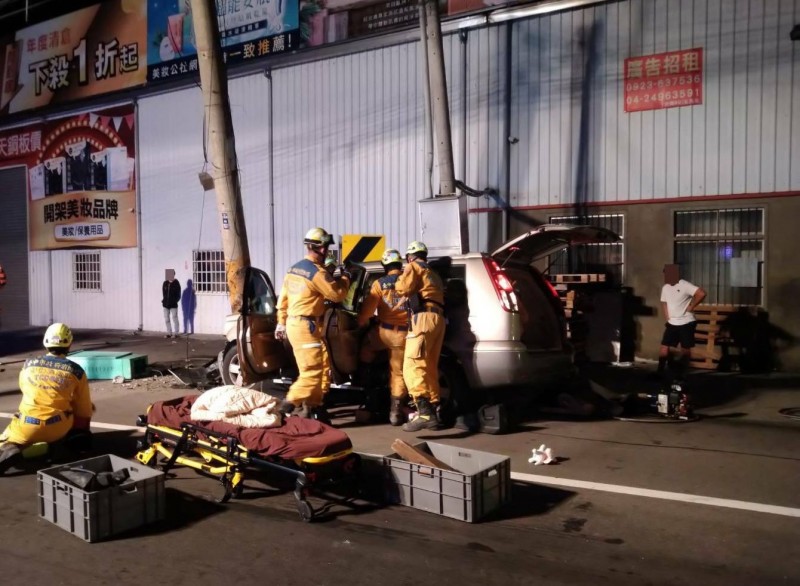 台中王姓女子今天凌晨酒後開車，失控撞上大里仁化路電線桿，消防局第三大隊出動10多人到場救援，將受困車上4人救出送醫。（記者陳建志翻攝）