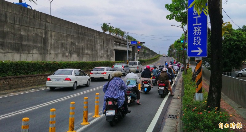 為減少車禍，高屏大橋南下屏東引道採汽、機車分流措施，並增加號誌時相，因尖峰時段易塞車，公路線局將擴寬機車道因應。（記者李立法攝）