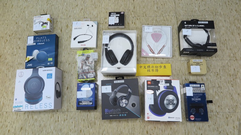 標檢局與消基會共同針對市售藍芽耳機抽驗檢測,結果發現18件樣品中有14件「中文標示」不符合規定。(消基會提供) 標檢局與消基會共同針對市售藍芽耳機抽驗檢測,結果發現18件樣品中有14件「中文標示」不符合規定。(消基會提供)
