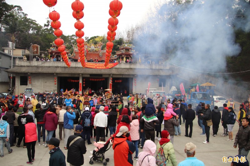 明天的「媽祖生」，新竹縣政府民政處未雨稠繆，已經跟境內主祀媽祖的宮廟協調，取消今年的大型廟會活動，但仍防範主動湧入參拜的信眾，建議廟方做好相關的防疫措施。圖為寶山玖龍宮前的廟會活動。（記者黃美珠攝）