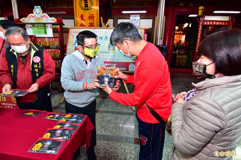 宜蘭市文昌宮今年提供口罩及智慧蔥餅等考生祈福禮供民眾領取，今市公所搶先發放給參香、祈福的民眾。（記者張議晨攝）