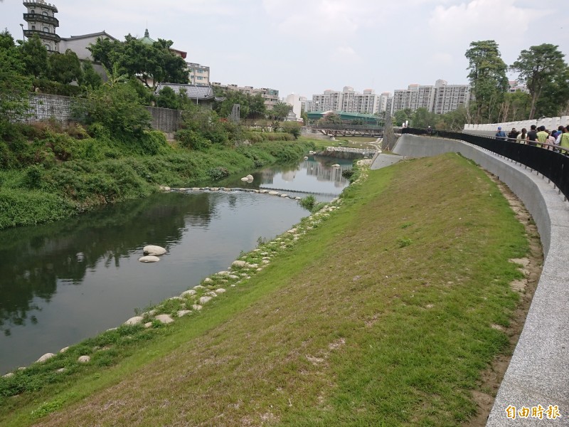 台南竹溪變漂亮，市區藍水帶如日本京都鴨川「台南古都版」。（記者洪瑞琴攝）