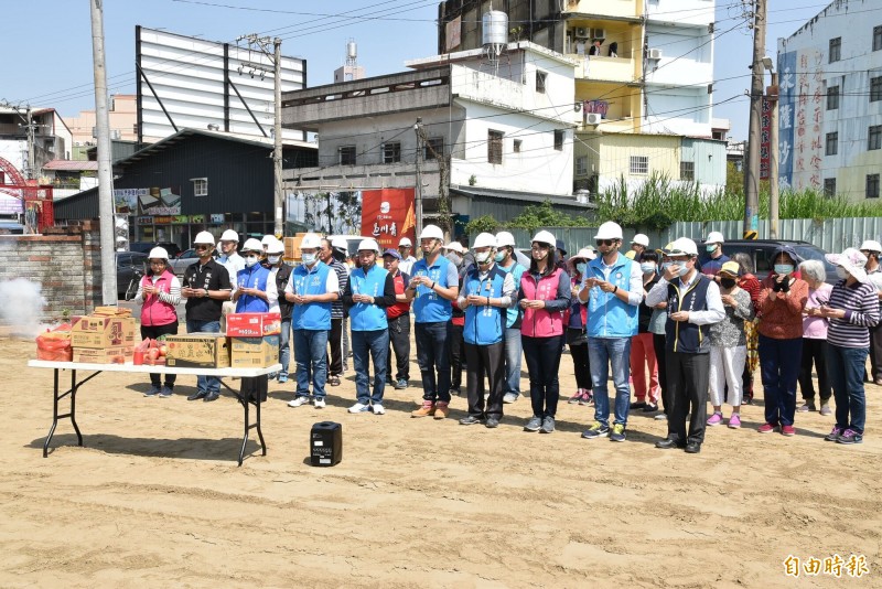 公墓變公園，斗六市林頭鄰里公園今天動工，與會人員上香祝禱工程順利。（記者黃淑莉攝）