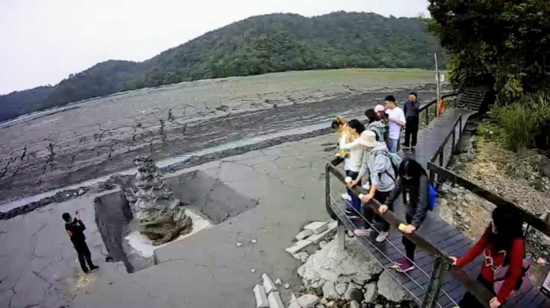 日月潭九蛙疊像景點設置監視器防止遊客擅闖，首日上線試運轉就發現有人下到潭底，最後被遠端廣播勸導回步道。（記者劉濱銓翻攝）