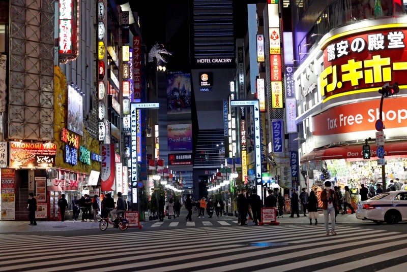 日本昨日單日新增482例確診及19例死亡。圖為日本東京都新宿街頭。（路透）