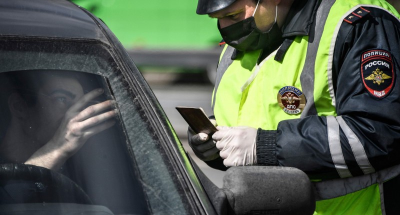 圖為交通警察在首都莫斯科確認汽車駕駛是否攜帶身分證及通行證。（法新社）
