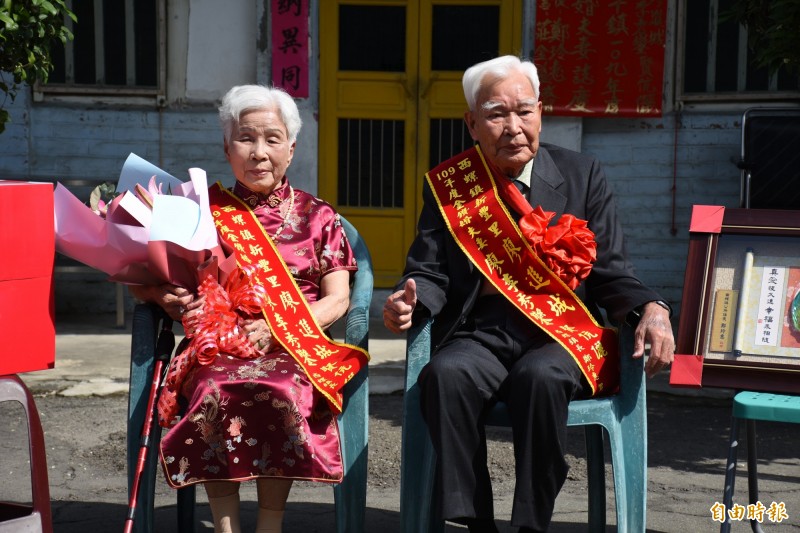 廖進城、廖李秀鑾夫妻結婚已逾70年，鶼鰈情深。（記者林國賢攝）