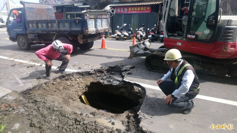 梧棲區建國北街路基掏空。（記者張軒哲攝）