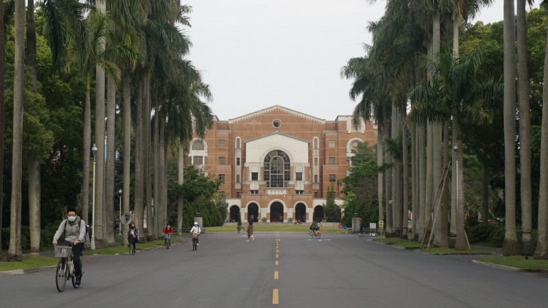 武漢肺炎疫情衝擊商家，國立台灣大學今天表示，月前推出第一波紓困方案之後，今天再推出第二波紓困方案，租金減收幅度再加大，從減收50％、25％調升到減收70％和50％，協助校園合作夥伴一起共度難關。（台大提供）