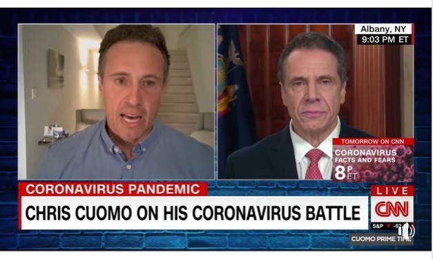 美國紐約州長安德魯古莫（Andrew Cuomo）弟弟、49歲CNN主播克里斯古莫（Chris Cuomo）上月底透露自己確診武漢肺炎，未料，昨天他在節目中連線採訪兄長時提到，太太克莉絲汀娜（Cristina）也染疫。（圖翻攝自克里斯古莫臉書粉專）