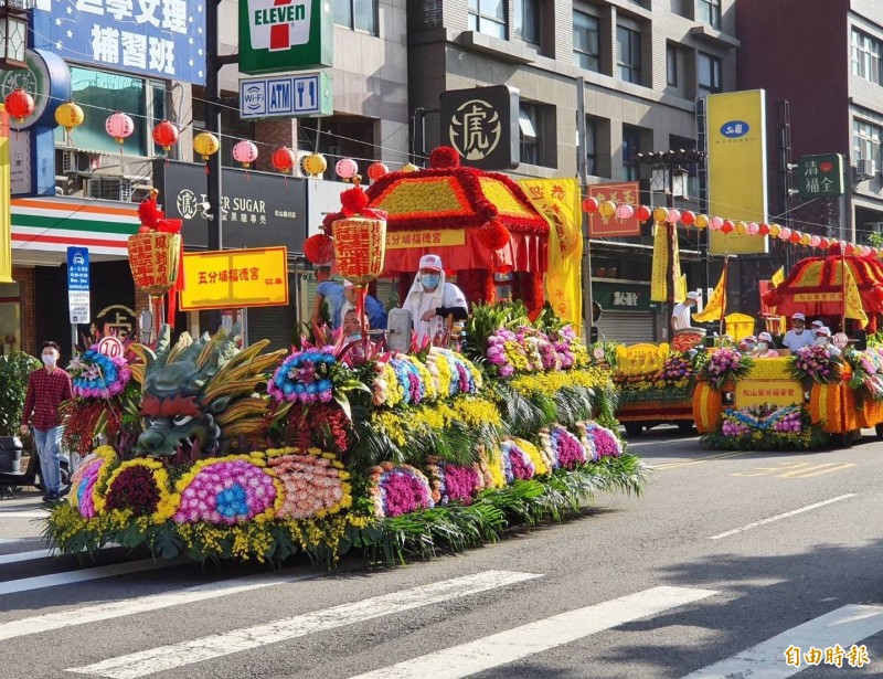 台北松山慈祐宮選在國曆4月17、18日，舉行十三街庄祈福遶境活動，因應武漢肺炎疫情，這次全程採花車遊行，每輛花車隨車人員以3人為限。（記者沈佩瑤攝）