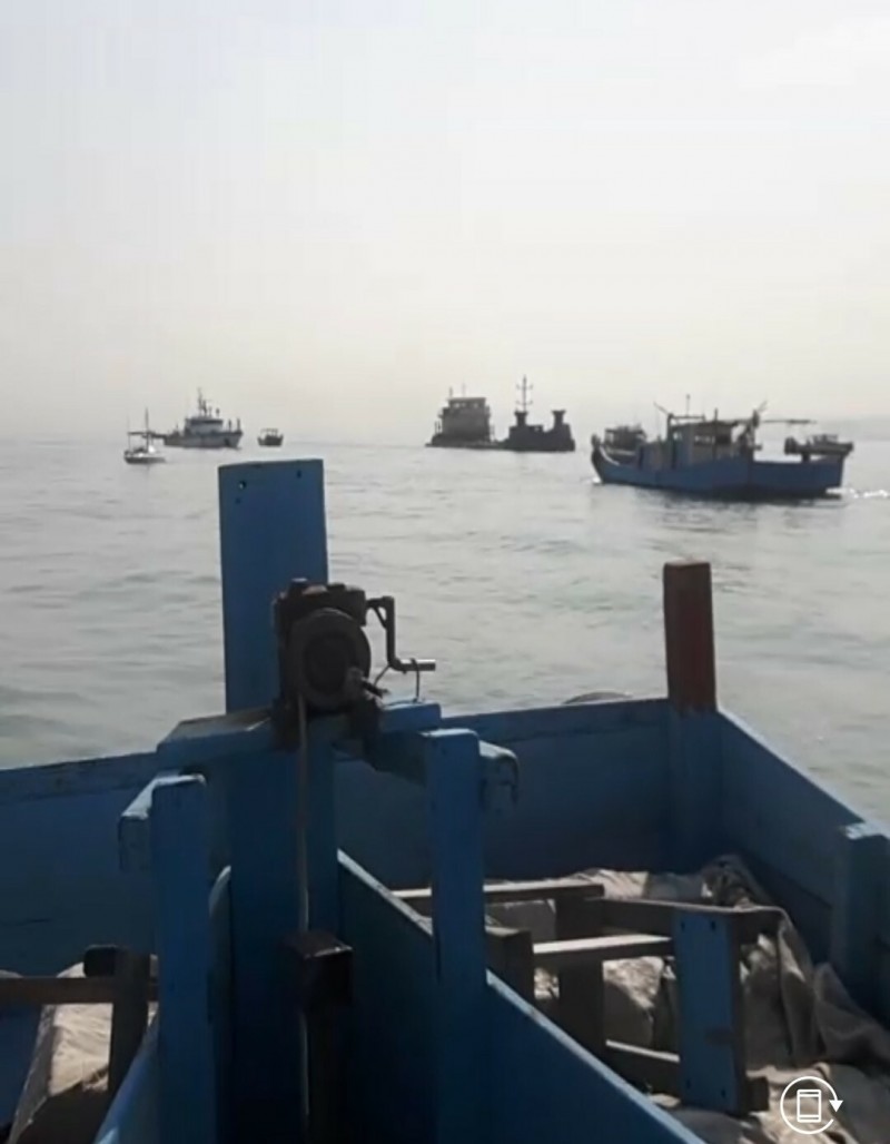 中油三接工作船絞壞漁民網具，桃園區漁會79艘漁船包圍三接抗議。（桃園區漁會提供）