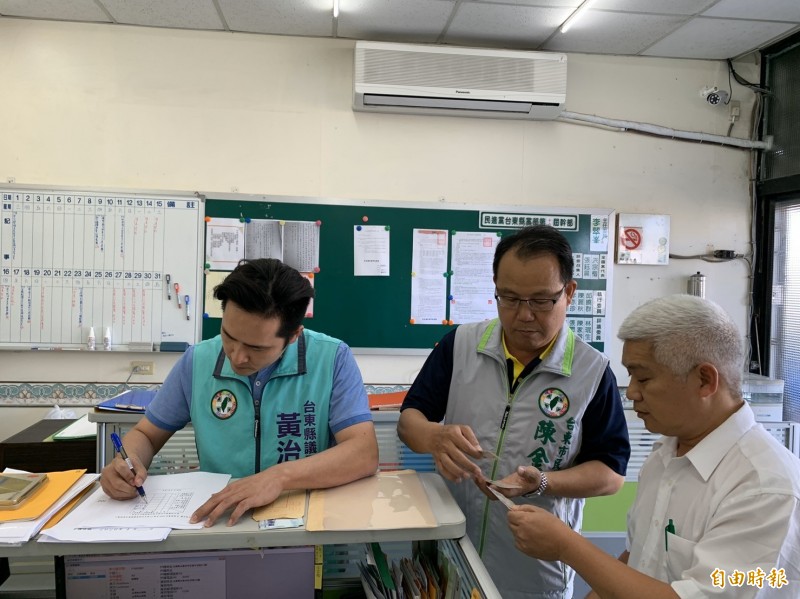 劉櫂豪參選民進黨台東縣黨部主委，今由黨籍台東縣議員黃治維等人代表前往黨部領表登記。（記者陳賢義攝）