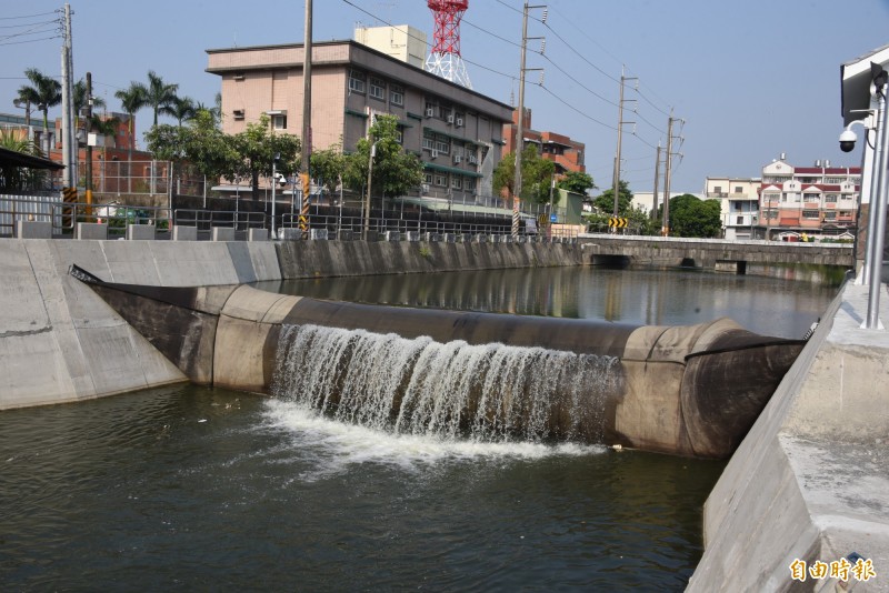 屏東市永安圳制水閘門的橡皮壩可挖管水流（記者葉永騫攝）