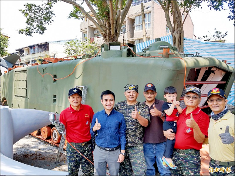 南投縣海軍陸戰隊退伍隊員協會為「兩棲登陸運輸車」進行翻新工作，集集鎮長陳紀衡（左二）特別到場探班，感謝隊員的辛勞。（記者劉濱銓攝）