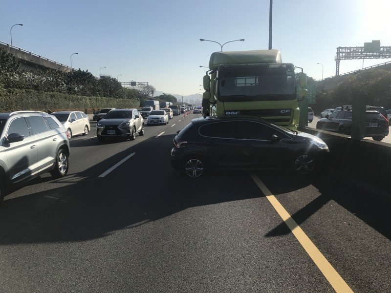 葉姓男子駕駛砂石車，在國道切換車道時，不慎撞上裘男駕駛的小車，大車將小車頂在車頭，向前推撞了半公里，嚇壞路人與駕駛，所幸無人傷亡。（記者吳仁捷翻攝）